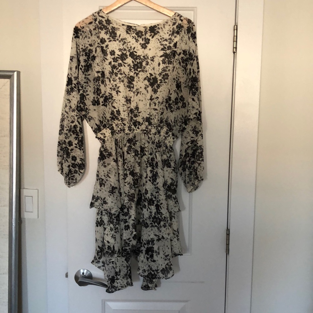 Beautiful spring dress by SOCIALITE size XS-S